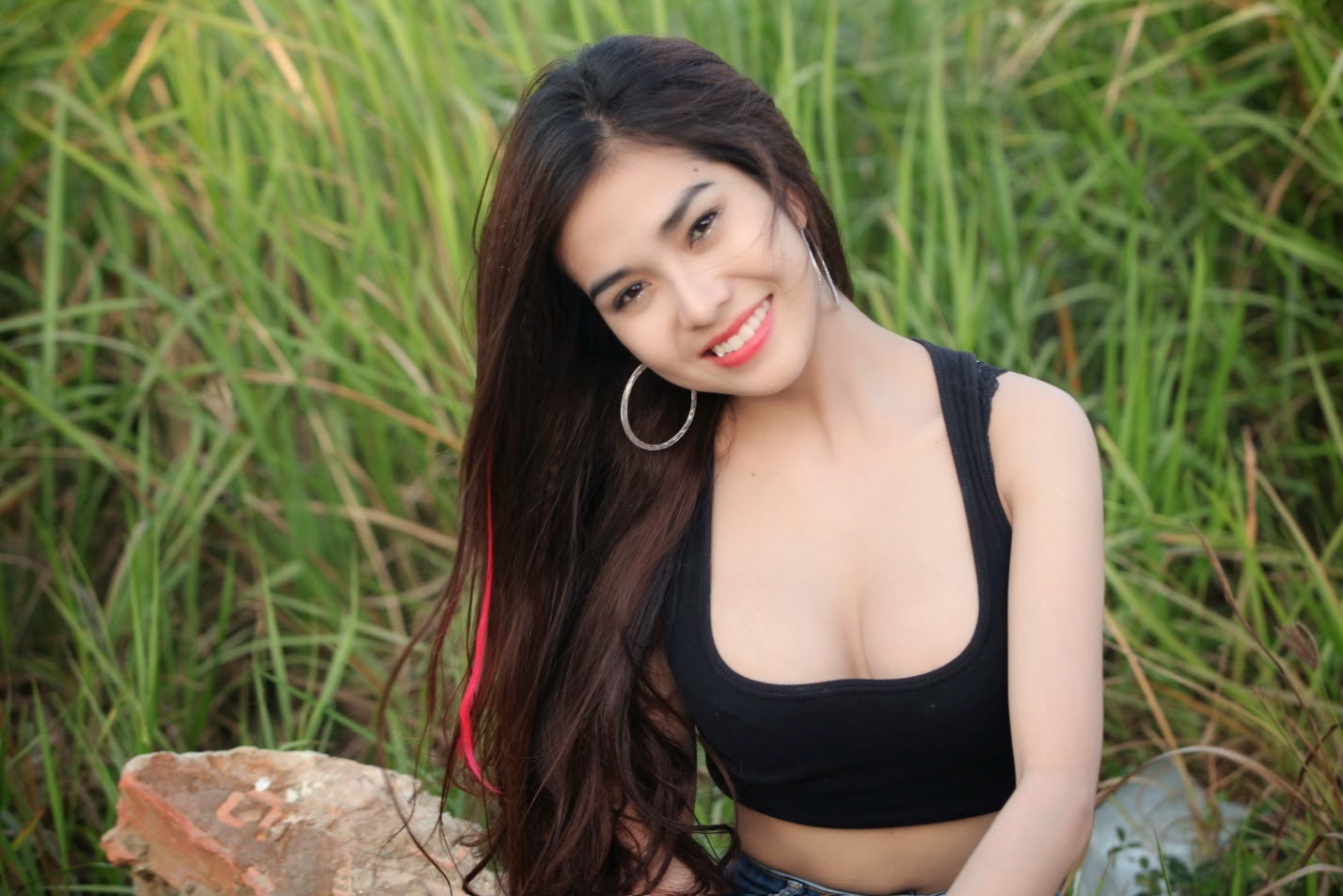 Nữ Dj khoe vòng một căng tròn