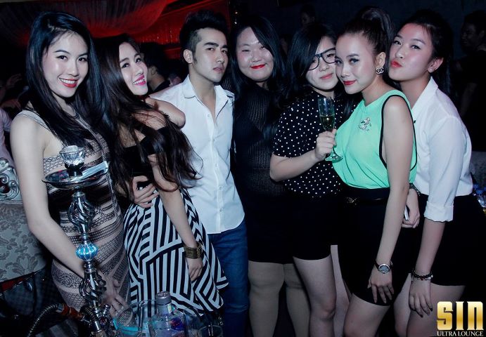 Sin Lounge và các bóng hồng quyến rũ