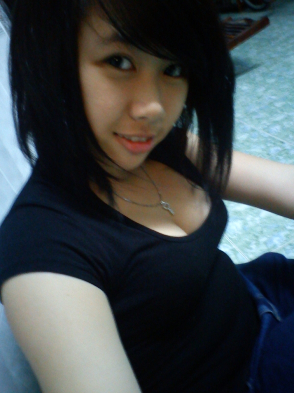 Teen xinh khoe vòng 1