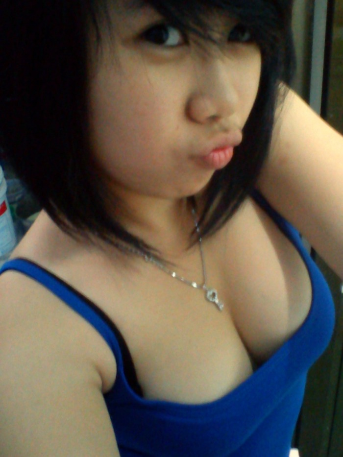 Teen xinh khoe vòng 1