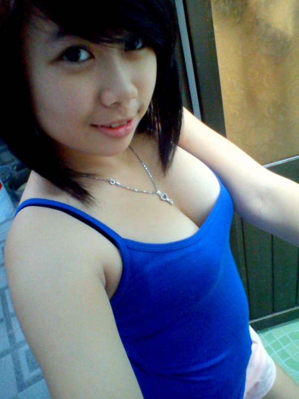 Teen xinh khoe vòng 1