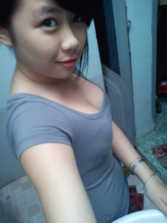 Teen xinh khoe vòng 1