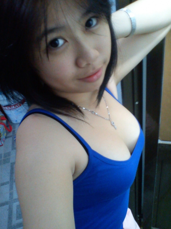 Teen xinh khoe vòng 1