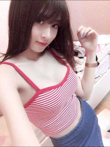 Teen xinh với hình xăm độc trên ngực