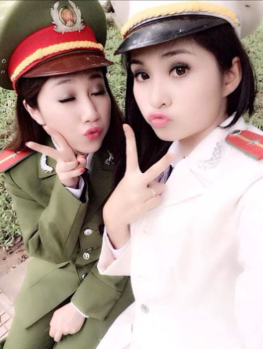 Teen xinh với hình xăm độc trên ngực