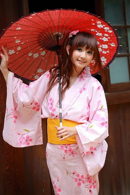 Thiếu nữ Trung Quốc điệu với kimono