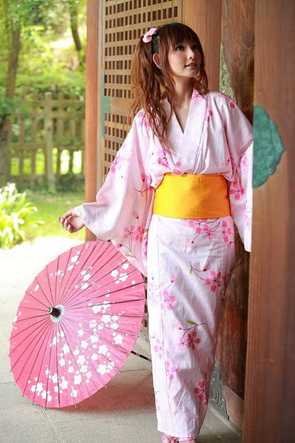 Thiếu nữ Trung Quốc điệu với kimono