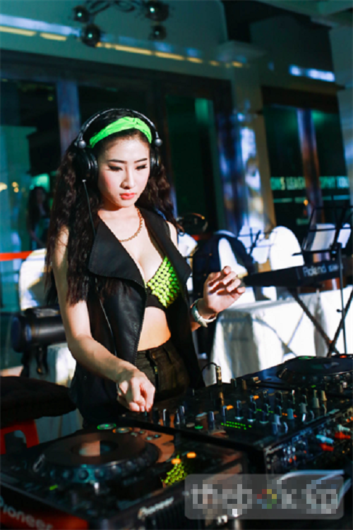 Tổng hợp những Dj sở hữu vòng một đẹp nhất